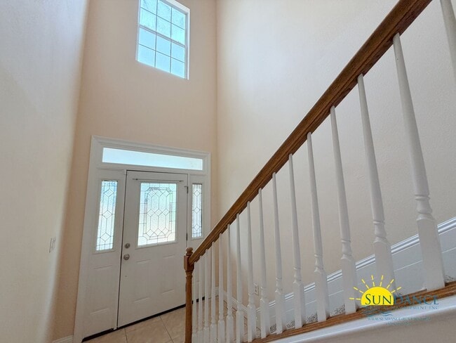 Building Photo - Natural Light Filled end unit 2-Story 3BR Niceville Home!