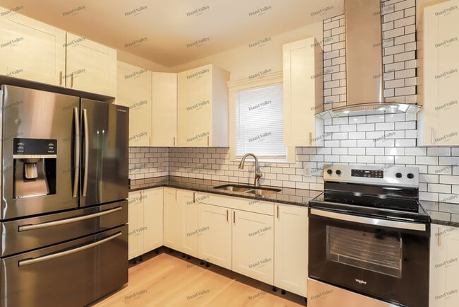 Building Photo - 1046 Sandusky Ave