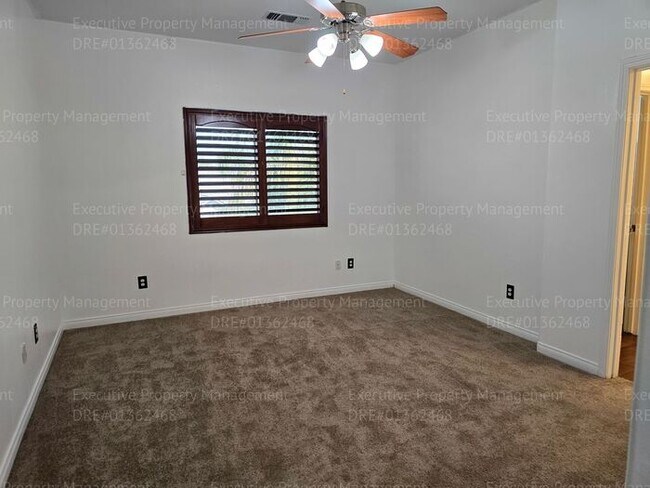 Building Photo - 3 bedroom/ 2.5 bathroom 2 story home.