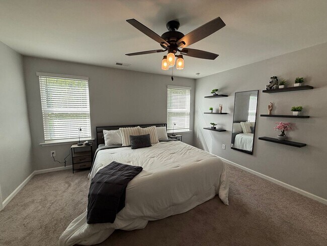Building Photo - Fully Furnished - Move in Ready - Less than 12 month lease in SNEADS FERRY