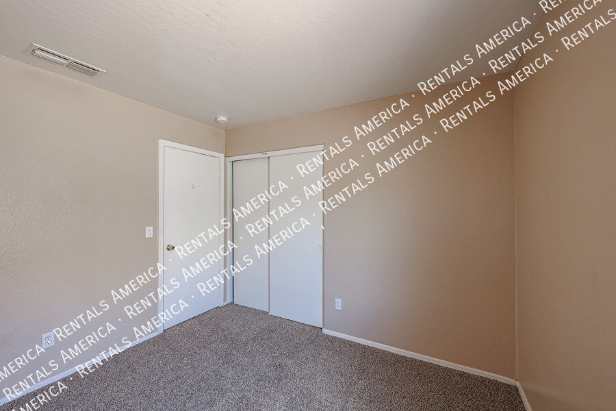 Building Photo - 12122 W Bloomfield Rd