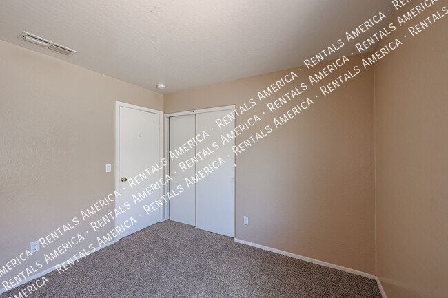 Building Photo - 12122 W Bloomfield Rd