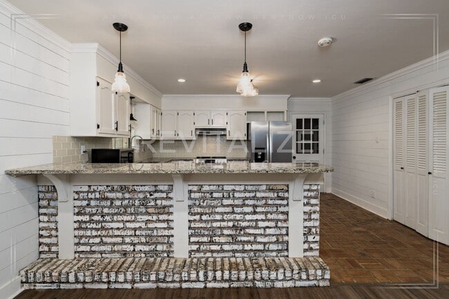Building Photo - Spacious Brick Home in West Mobile!