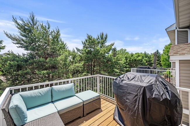 Building Photo - Spacious 3-Bedroom Townhome in Prime Savage/Prior Lake Location
