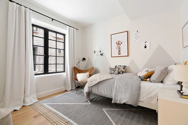 Building Photo - 245 E 78th St