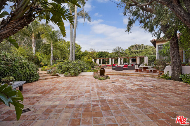 Building Photo - 7332 Birdview Ave