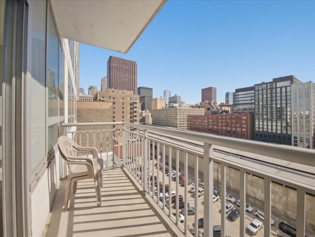 Building Photo - 701 S Wells St