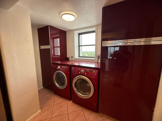 Building Photo - Stunning 8th floor Riverfront Condo