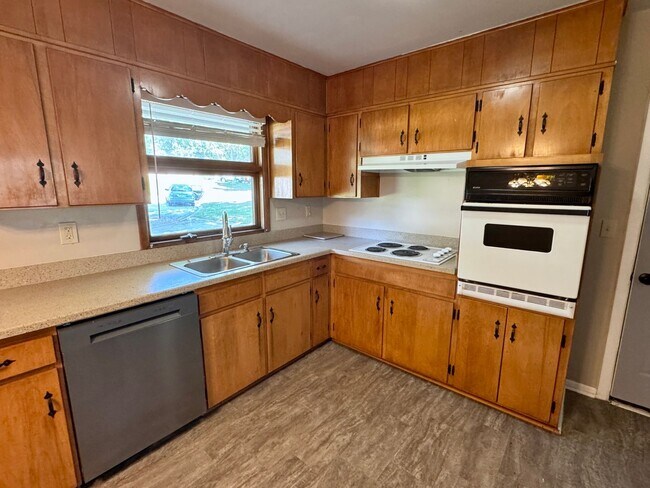Building Photo - Spacious, Private Retreat in the Heart of the City