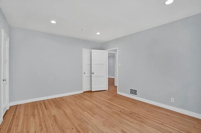 Building Photo - 300 S Doheny Dr