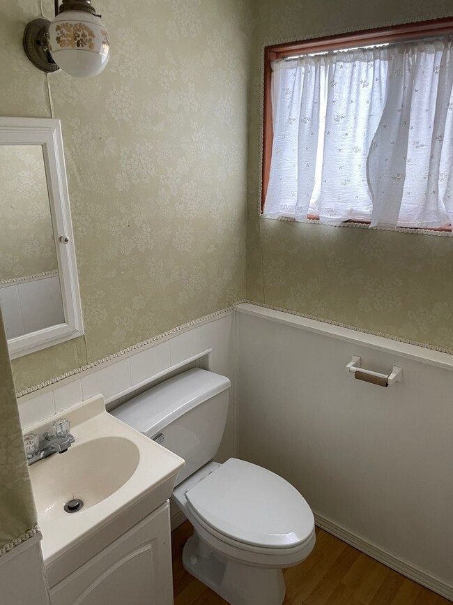 Building Photo - Charming 3 Bed 2.5 Bath Home in Newcastle