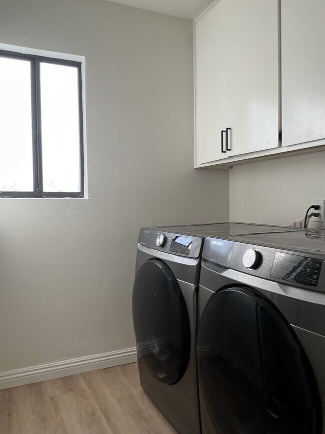 Building Photo - Los Caballeros #001