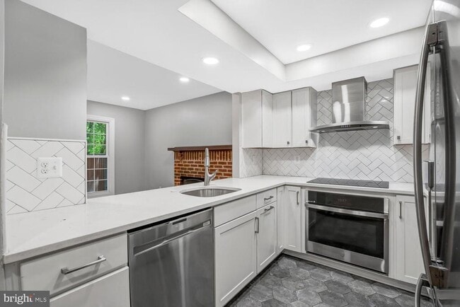 Building Photo - 2540 S Walter Reed Dr