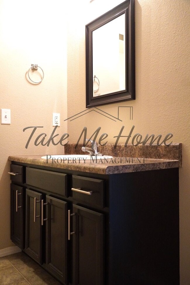 Building Photo - 3 Bedroom 2 bathroom home