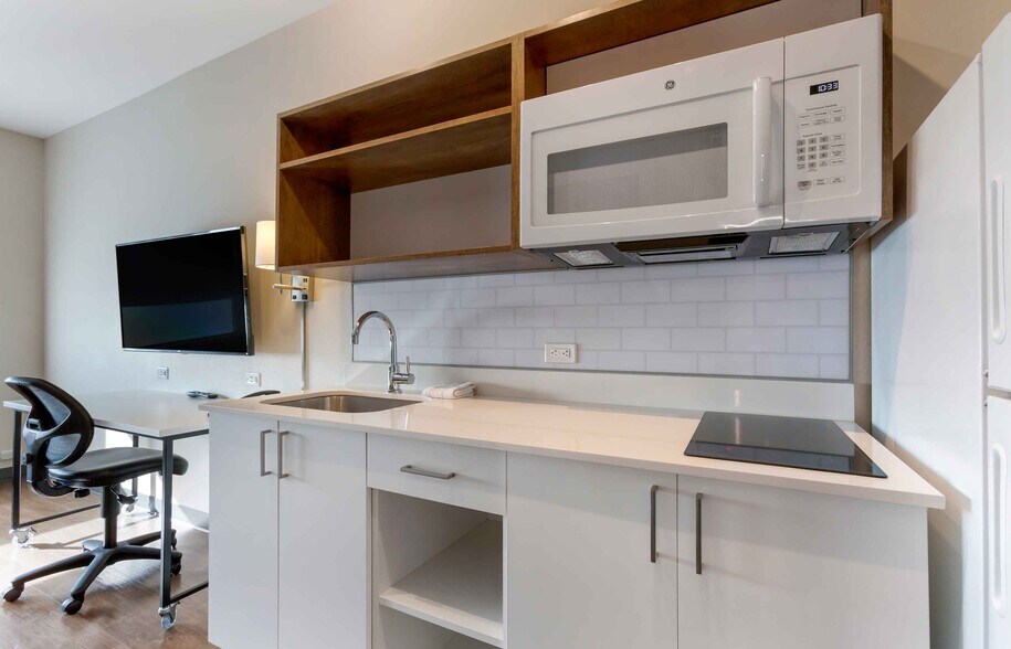 Building Photo - Furnished Studio-Phoenix - Chandler - Airport