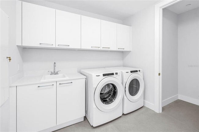 Building Photo - 275 1st Ave S