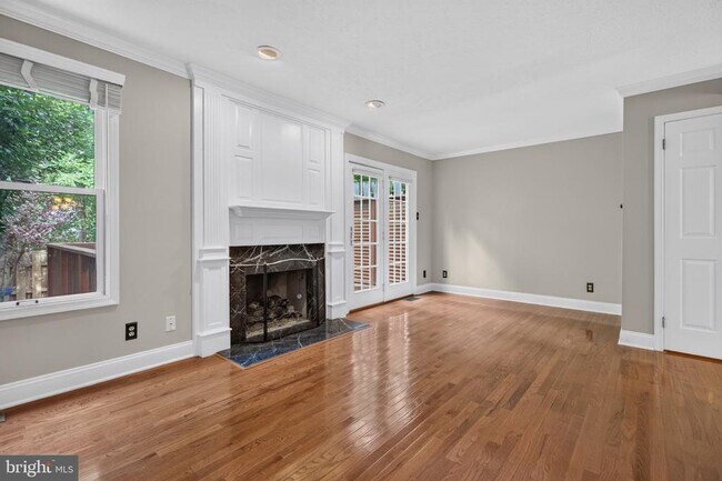Building Photo - 305 Williamsburg Ct