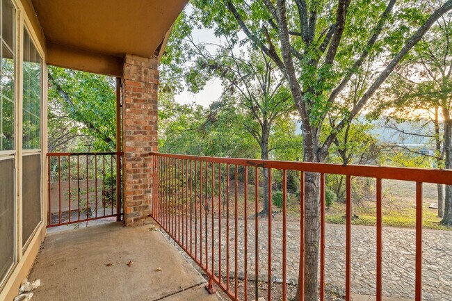 Building Photo - Fabulous Lake Austin 1 Bedroom - 2222 / 36...