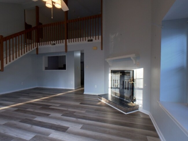 Building Photo - Beautiful 2 Bedroom 2 Bathroom Townhome Lo...