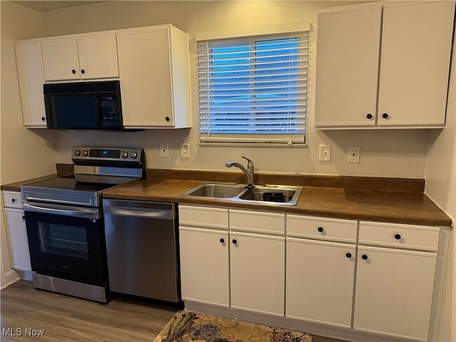 Building Photo - 193 Surrey Ln