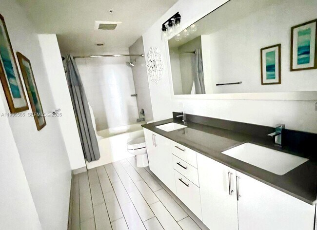 Building Photo - 999 SW 1st Ave