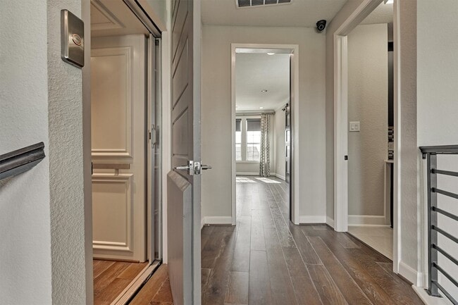 Building Photo - 9627 Towne Lake Pkwy