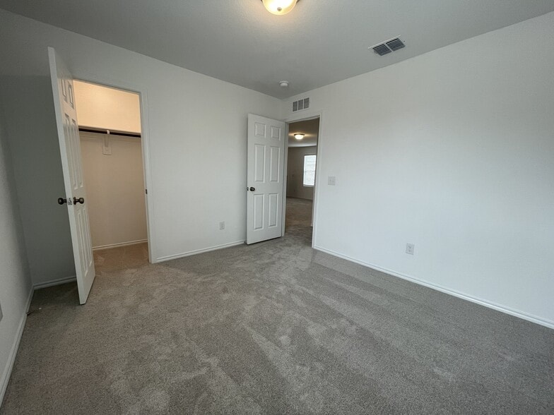 Building Photo - 825 Breakwater Dr