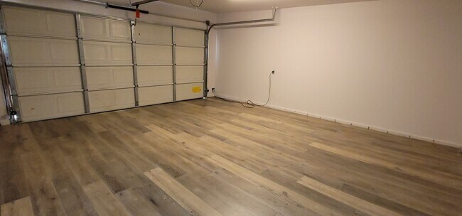 Building Photo - 2 Bed / 1 Bath Home with Gorgeous Backyard...