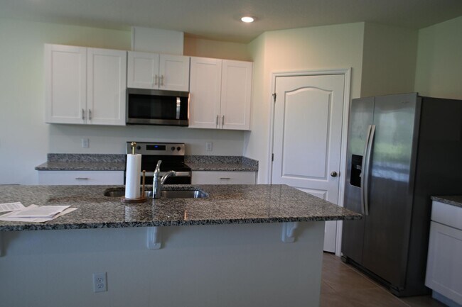 Building Photo - 1341 Middle Lk Dr
