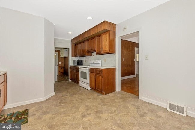 Building Photo - 13634 Glissans Mill Rd