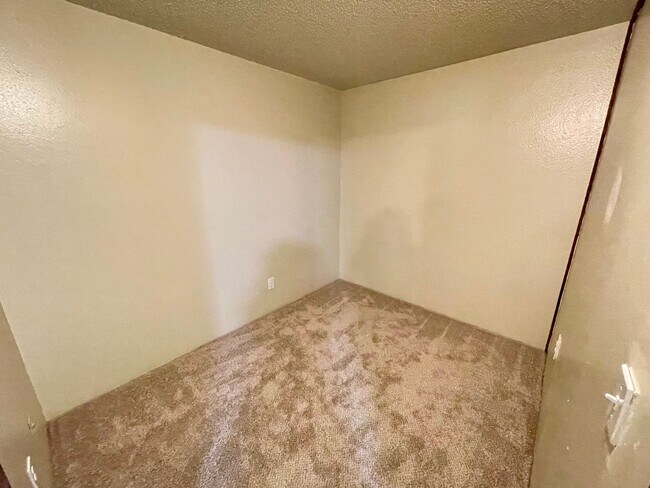 Building Photo - Cozy Studio Condo with Bonus Room/Study!