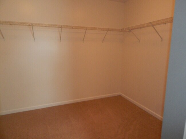 Building Photo - Fabulous 3 bedroom,2.5 bathroom 2 Car gagrage