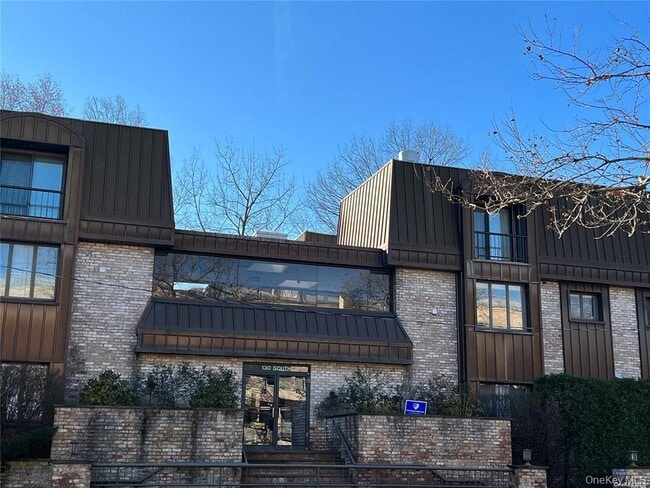 Building Photo - 130 S Middle Neck Rd