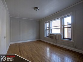 Building Photo - 833 W Wolfram St