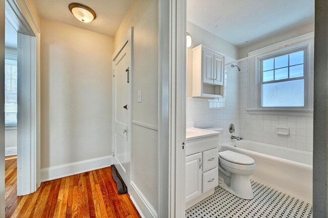 Building Photo - 832 St James Ave