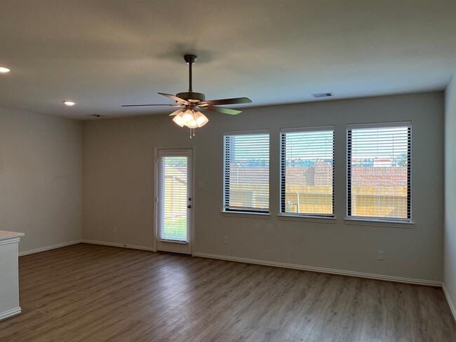 Building Photo - 27846 Western Crk Ct