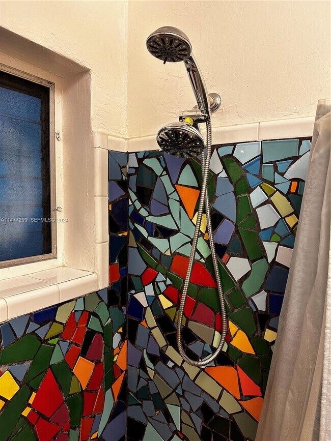 Building Photo - 325 Fernwood Rd