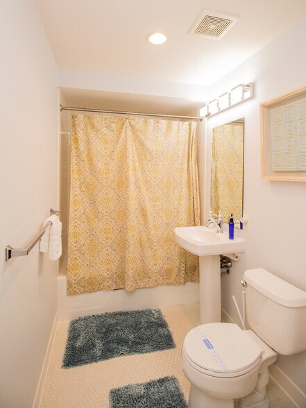 Building Photo - 1387 Washington St