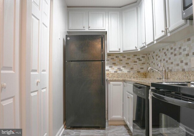 Building Photo - 8622 Village Square Dr