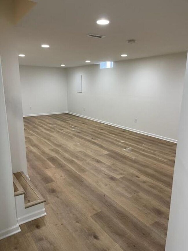 Building Photo - Stunning 4 Bedroom Elkhorn Home!!