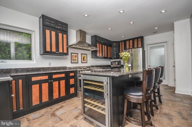 Building Photo - 3313 W Coquelin Terrace