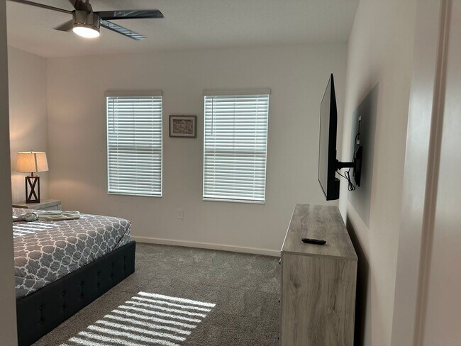 Building Photo - Spacious 4 bedroom 2.5 Bath, Fully Furnish...