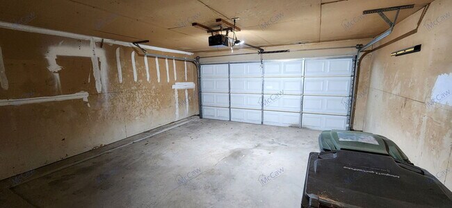 Building Photo - 2204 Oak Hill Dr