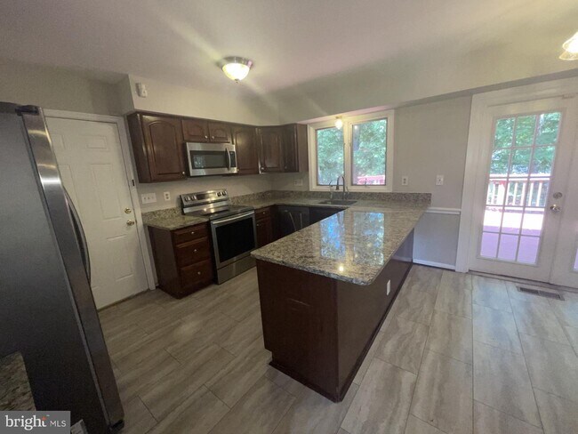 Building Photo - 6463 Honey Tree Ct