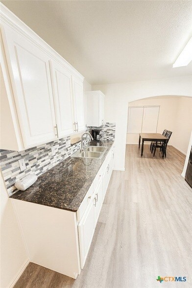 Building Photo - 2703 Tara Dr