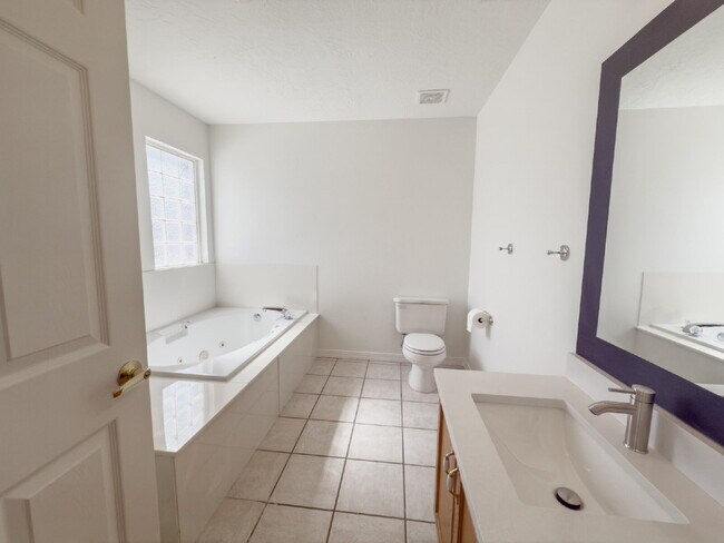 Building Photo - SEPTEMBER FREE RENT!! Spacious, NEWLY RENO...