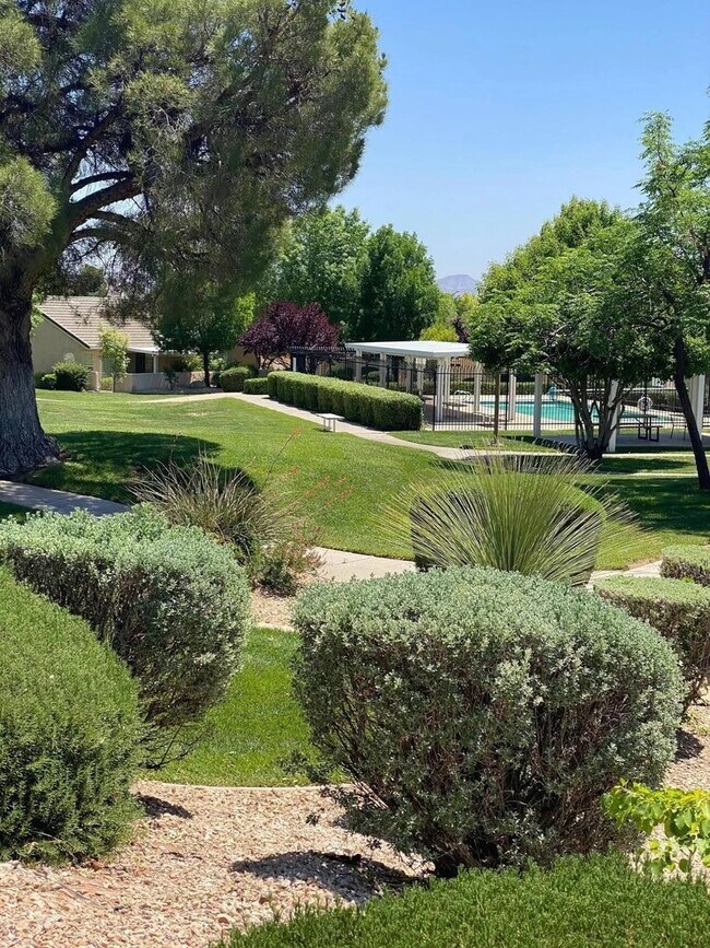 Building Photo - Charming 2 Bedroom Condo with Great Amenit...