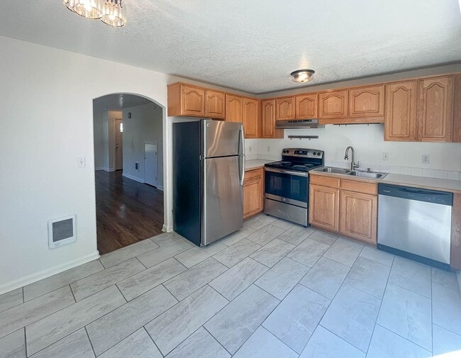 Building Photo - Charming SE Portland Home in a Central, Accessible Location