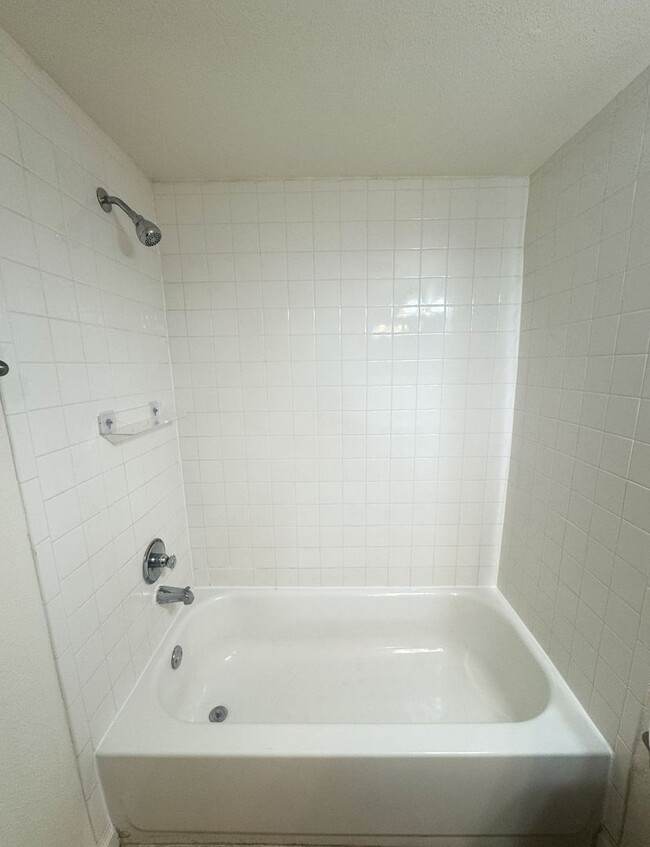 Building Photo - Beautiful Condo in the Fountains near beaches