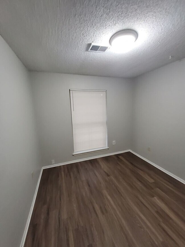 Building Photo - 5046 Gray Dr